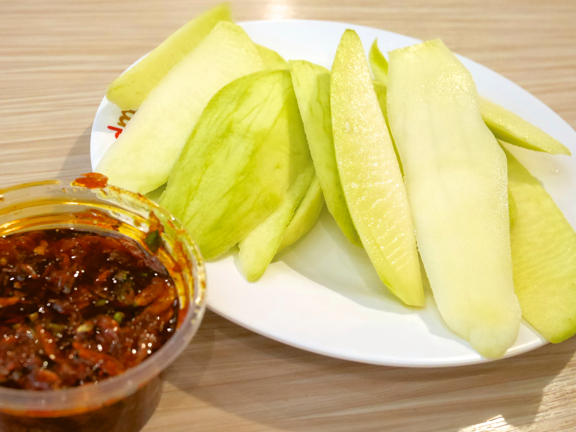 不思議な甘辛さだけど タイではポピュラーなマンゴーの食べ方 マムアンディップ と ナンプラーワーン 街かどタイ料理 トムヤムblog