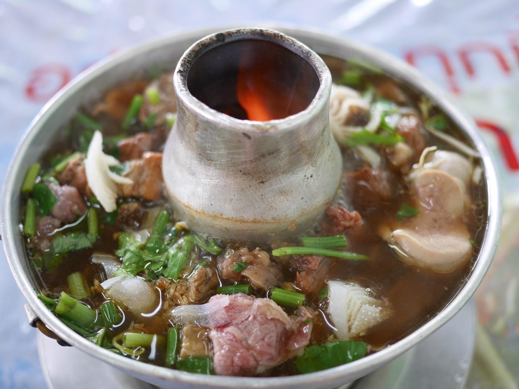 タイ料理、至高の鍋！「ヘンチュンセン」で食べる『ヌアトゥンモーファイ』