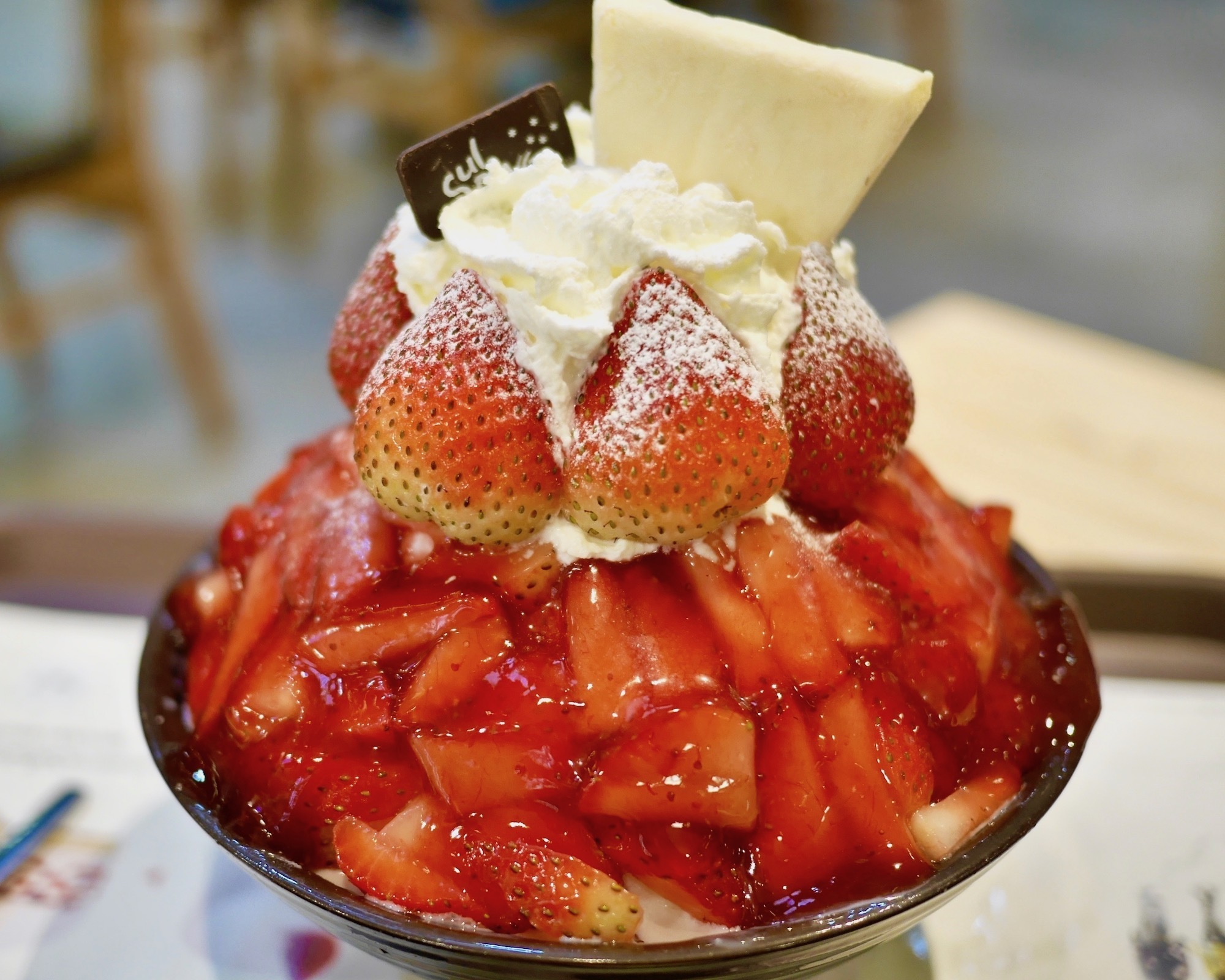 暑いタイで韓国の高級いちごかき氷が人気！『ソルビンストロベリープレミアム』を思い切って食べてみた。